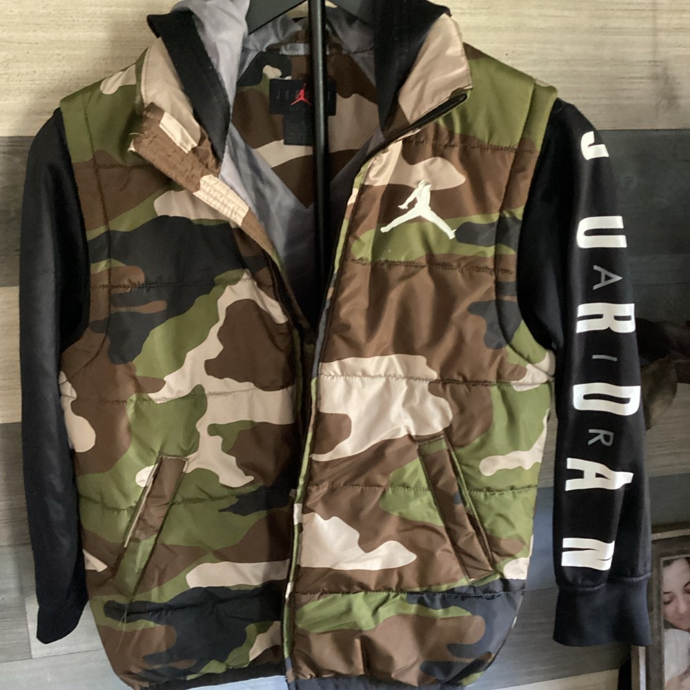 Air Jordan Youth Boys SMALL Layered Camouflage‎ Hooded Zip Up Puffer Vest Jacket